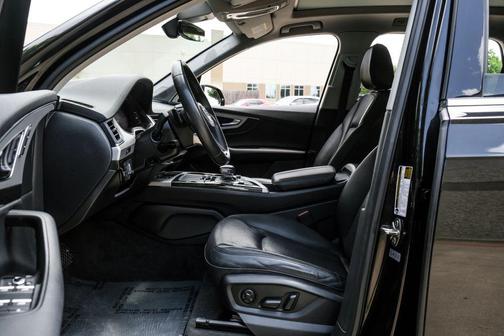Black 2019 Audi Q7 45 Premium Plus