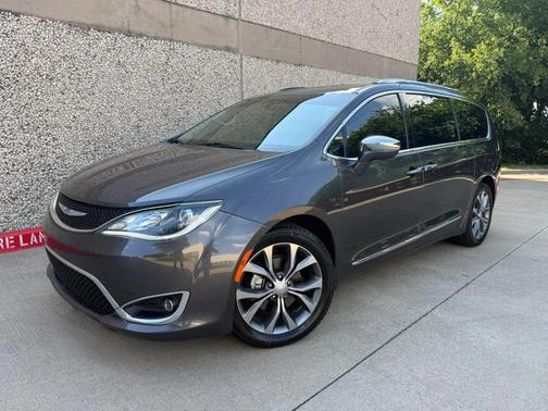 Granite Crystal Metallic Clearcoat 2018 Chrysler Pacifica Limited