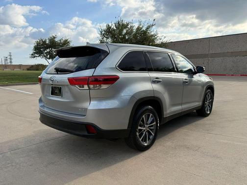 Celestial Silver Metallic 2019 Toyota Highlander XLE