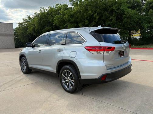 Celestial Silver Metallic 2019 Toyota Highlander XLE