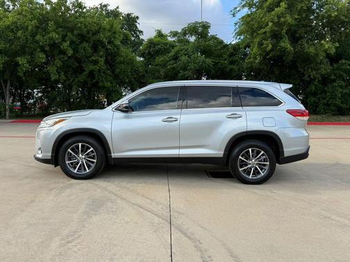 Celestial Silver Metallic 2019 Toyota Highlander XLE