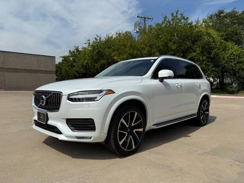 2022 Volvo XC90 T6 Momentum