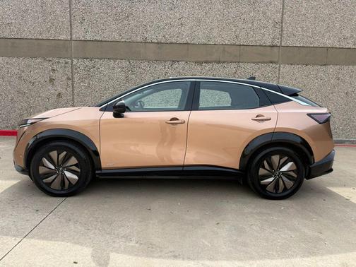 Sunrise Copper Pearl/Black Diamond Pearl 2023 Nissan ARIYA PREMIERE