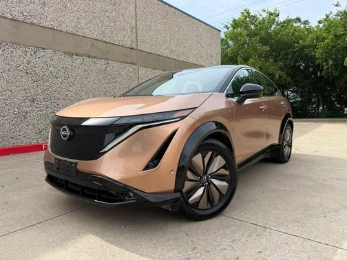 Sunrise Copper Pearl/Black Diamond Pearl 2023 Nissan ARIYA PREMIERE