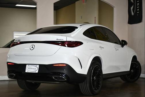 MANUFAKTUR Moonlight White Metallic 2025 Mercedes-Benz GLC 300 4MATIC Coupe