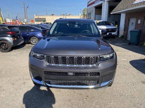 Baltic Gray Metallic Clearcoat 2023 Jeep Grand Cherokee L Laredo