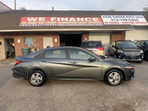 2025 Hyundai ELANTRA SE