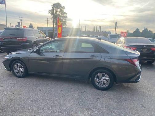 2025 Hyundai ELANTRA SE