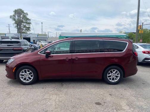 Velvet Red Pearlcoat 2021 Chrysler Voyager LXI