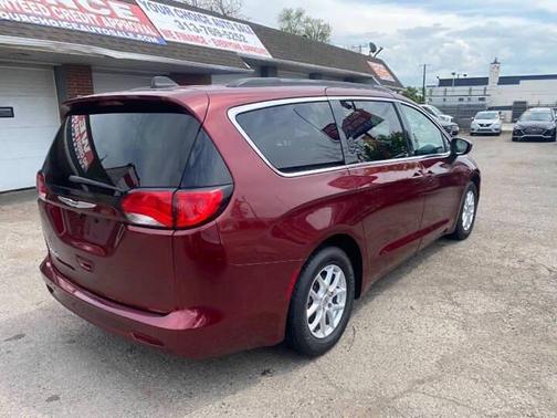 Velvet Red Pearlcoat 2021 Chrysler Voyager LXI