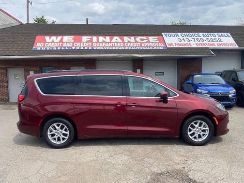 Velvet Red Pearlcoat 2021 Chrysler Voyager LXI