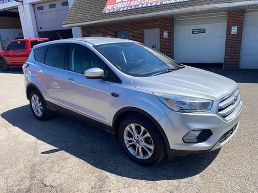 Ruby Red Metallic Tinted Clearcoat 2017 Ford Escape SE