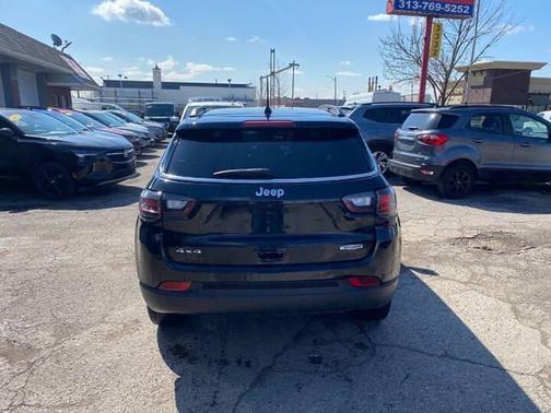 Diamond Black Crystal Pearlcoat 2022 Jeep Compass Latitude Lux