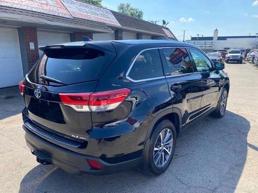 Midnight Black Metallic 2019 Toyota Highlander XLE
