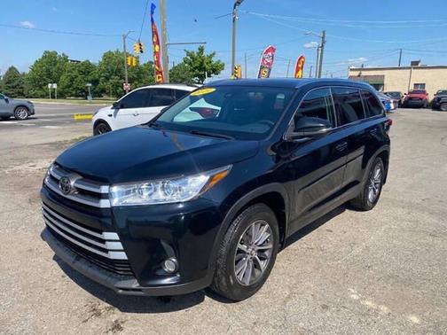 Midnight Black Metallic 2019 Toyota Highlander XLE