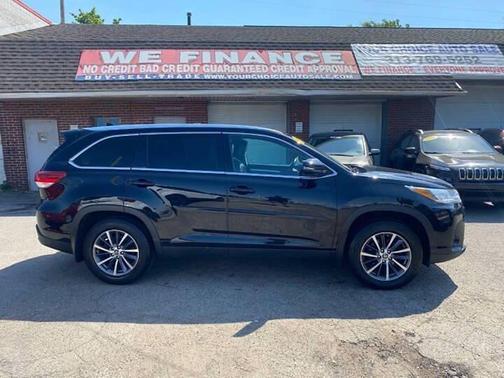 Midnight Black Metallic 2019 Toyota Highlander XLE