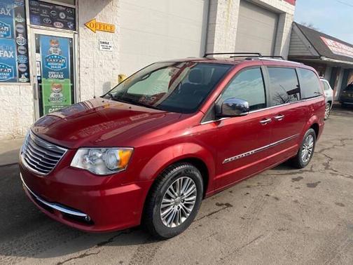 2014 Chrysler Town & Country Touring-L