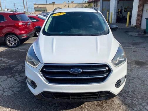 Oxford White 2019 Ford Escape SE