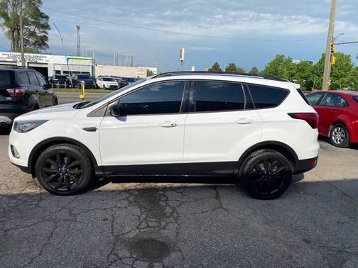 Oxford White 2019 Ford Escape SE