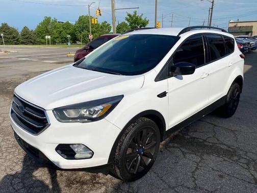 Oxford White 2019 Ford Escape SE