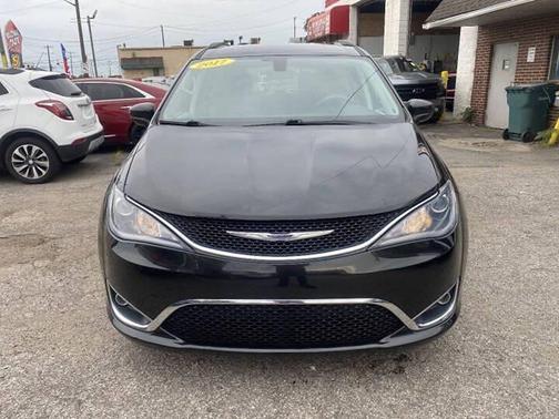 Brilliant Black Crystal Pearlcoat 2017 Chrysler Pacifica Touring-L