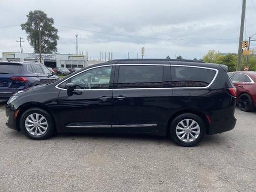 Brilliant Black Crystal Pearlcoat 2017 Chrysler Pacifica Touring-L