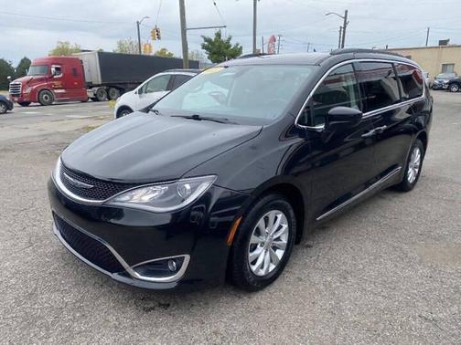 Brilliant Black Crystal Pearlcoat 2017 Chrysler Pacifica Touring-L