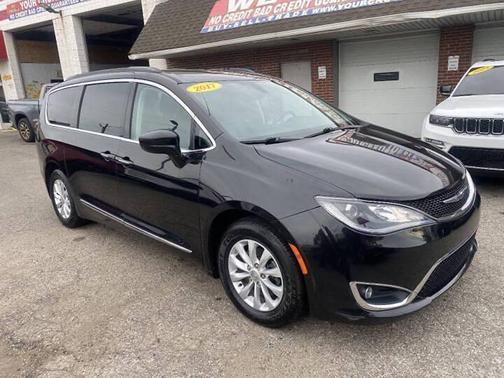 Brilliant Black Crystal Pearlcoat 2017 Chrysler Pacifica Touring-L