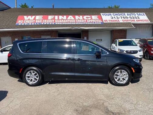 Brilliant Black Crystal Pearlcoat 2023 Chrysler Pacifica Touring L