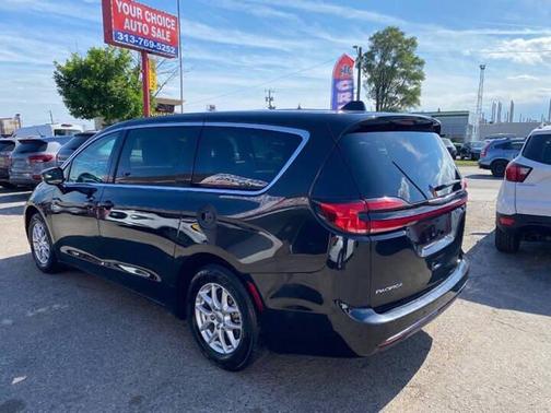 Brilliant Black Crystal Pearlcoat 2023 Chrysler Pacifica Touring L