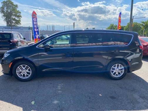 Brilliant Black Crystal Pearlcoat 2023 Chrysler Pacifica Touring L
