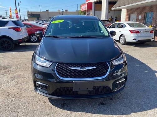 Brilliant Black Crystal Pearlcoat 2023 Chrysler Pacifica Touring L
