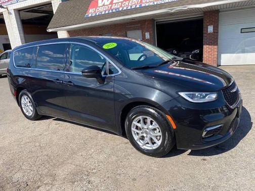 Brilliant Black Crystal Pearlcoat 2023 Chrysler Pacifica Touring L
