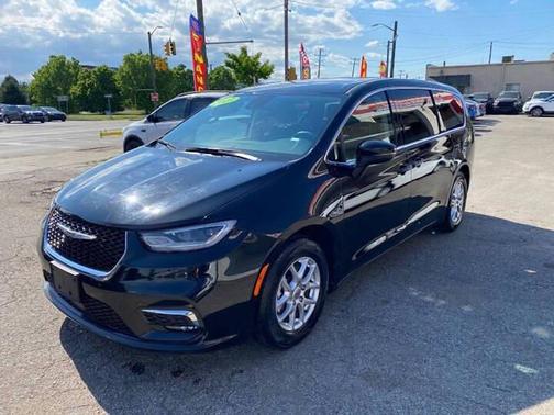 Brilliant Black Crystal Pearlcoat 2023 Chrysler Pacifica Touring L