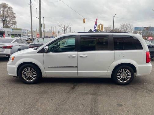 2014 Chrysler Town & Country Touring-L