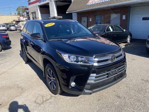 Midnight Black Metallic 2019 Toyota Highlander XLE