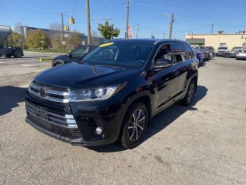 Midnight Black Metallic 2019 Toyota Highlander XLE