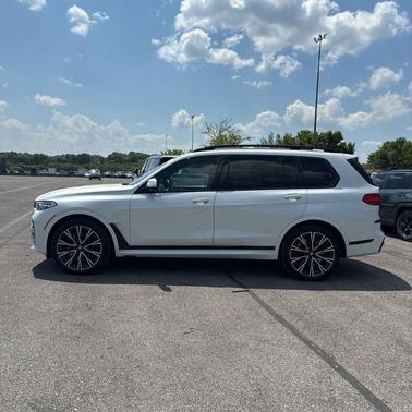 Mineral White Metallic 2022 BMW X7 M50i
