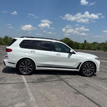 Mineral White Metallic 2022 BMW X7 M50i
