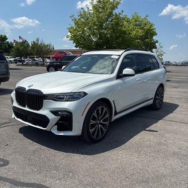 Mineral White Metallic 2022 BMW X7 M50i