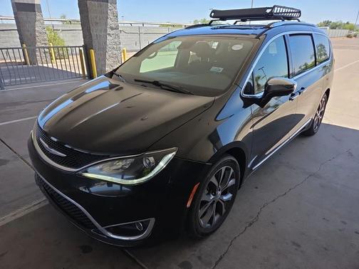 Brilliant Black Crystal Pearlcoat 2018 Chrysler Pacifica Limited
