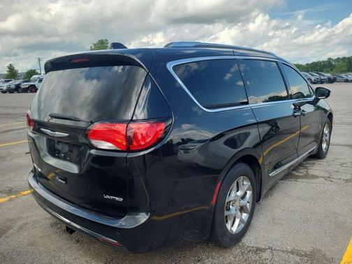 Brilliant Black Crystal Pearlcoat 2018 Chrysler Pacifica Limited