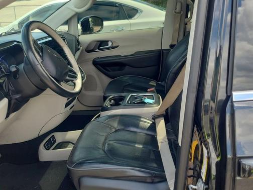 Brilliant Black Crystal Pearlcoat 2018 Chrysler Pacifica Limited