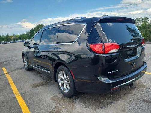Brilliant Black Crystal Pearlcoat 2018 Chrysler Pacifica Limited
