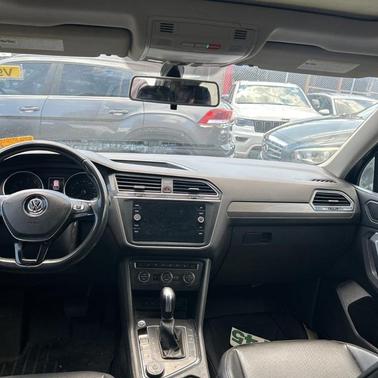 Deep Black Pearl Effect 2020 Volkswagen Tiguan 2.0T SE