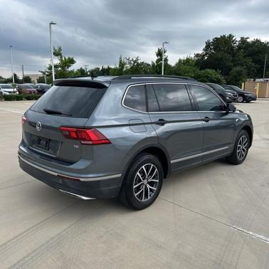 Platinum Gray Metallic 2018 Volkswagen Tiguan 2.0T SE