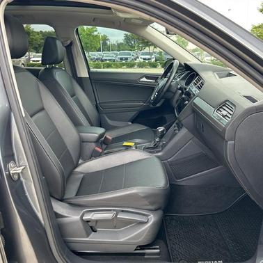 Platinum Gray Metallic 2018 Volkswagen Tiguan 2.0T SE