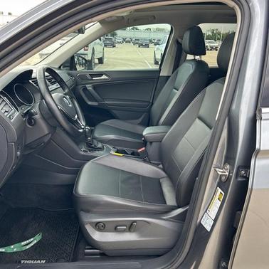 Platinum Gray Metallic 2018 Volkswagen Tiguan 2.0T SE