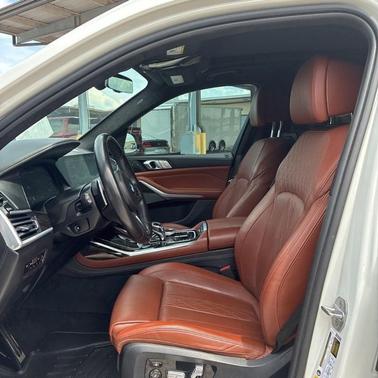 Mineral White Metallic 2020 BMW X7 M50i