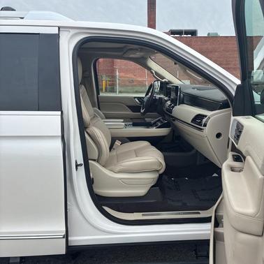 White Platinum Clearcoat Metallic 2019 Lincoln Navigator Reserve